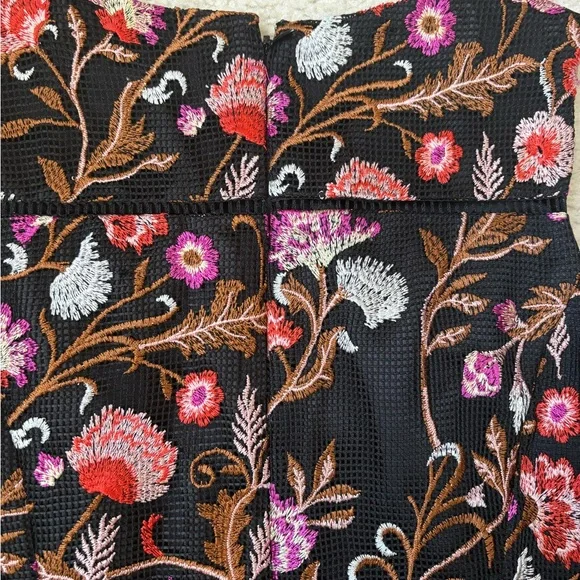 White House black market black floral embroidered sleeveless sheath dress, sz 8 - Picture 10 of 10
